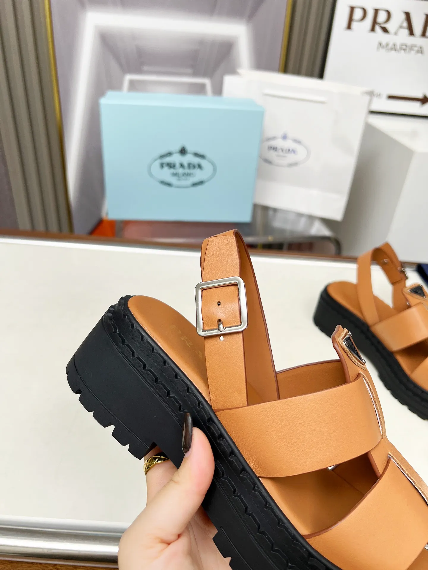 👟👟Ex-factory price 420👟👟 PRADA/Prada 25ss new spring and summer sandals. The simple design is probably the most popular thing about it. It is not the kind that is found on the street. It has its own brand personality. The fabric is made of calfskin and the lining is mixed sheepskin. Heel height: 4.5cm Size: #35-41 (35 41 custom-made is not returnable)